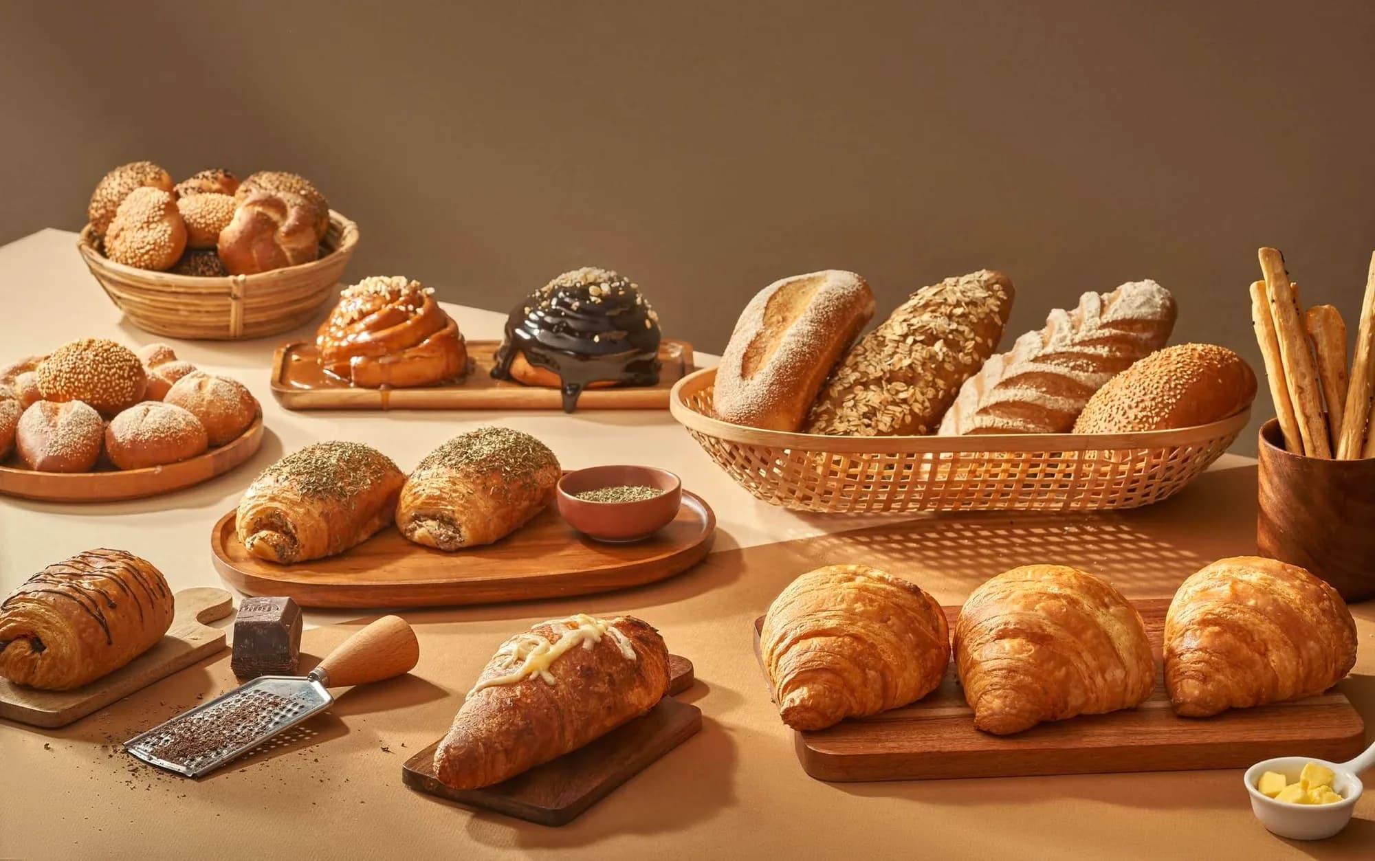 تشكيلة متنوعة من المخبوزات الطازجة والكرواسون في مخبز Bread & Dessert بطنطا.