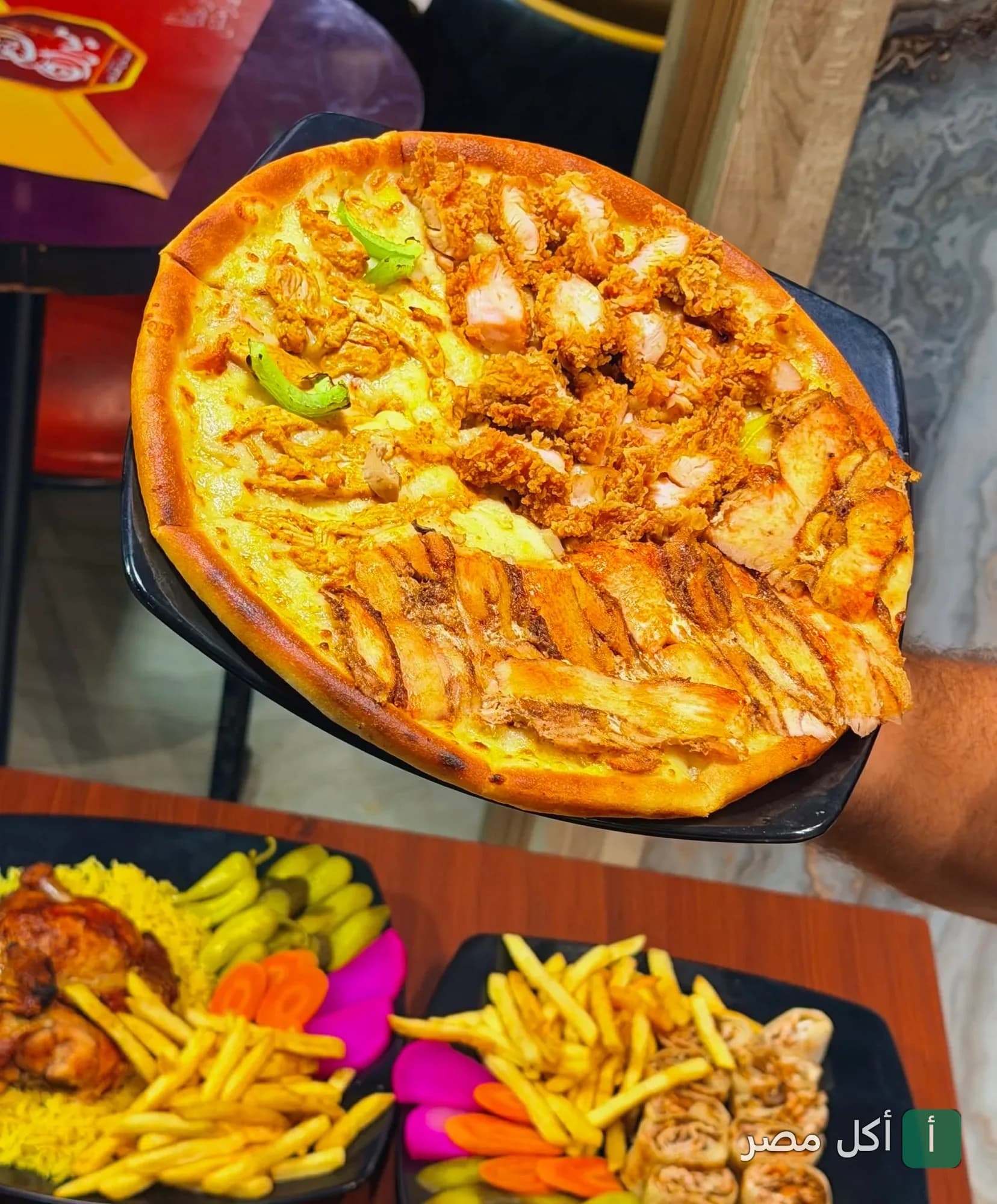 بيتزا متنوعة بقطع الدجاج والشورما في مطعم ميدان الشام بطنطا