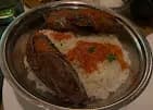 طبق أرز مع قطع لحم بصلصة حمراء في مطعم زيتوني بالقاهرة.
