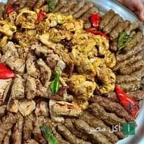 صينية مشويات شرقية متنوعة تضم كباب وكفتة وشيش طاووق في مطعم تاچوري بالقاهرة.