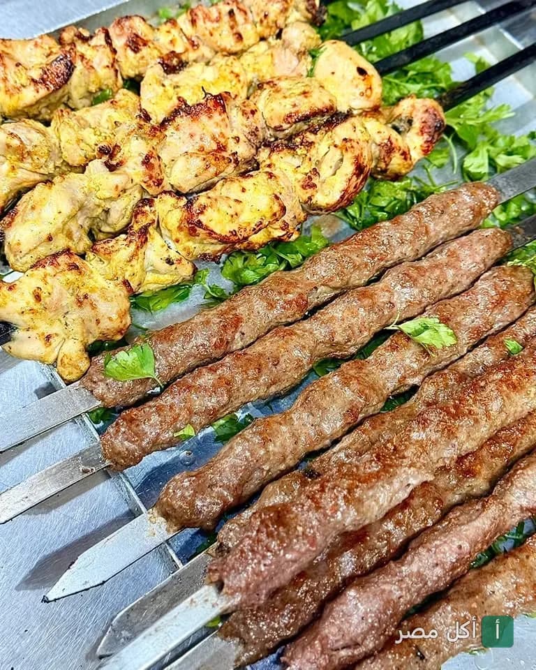 أسياخ كباب وشيش طاووق مشوية على البقدونس في مطعم تاچوري بالقاهرة.
