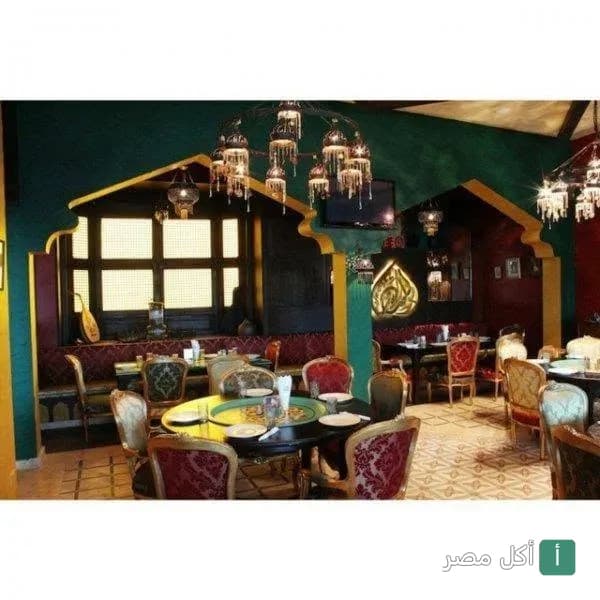 ديكورات داخلية شرقية كلاسيكية في مطعم أبو السيد بالقاهرة مع إضاءة دافئة وأثاث تراثي.