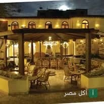 جلسات خارجية في مطعم أبو السيد بالقاهرة بتصميم تراثي مصري في المساء.