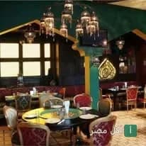 ديكور داخلي كلاسيكي في مطعم أبو السيد بالقاهرة مع إضاءة خافتة وأثاث شرقي.