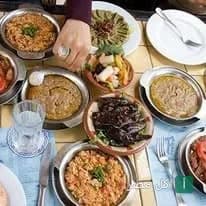 مائدة عامرة بأطباق مصرية تقليدية متنوعة في مطعم فلفلة بالقاهرة.