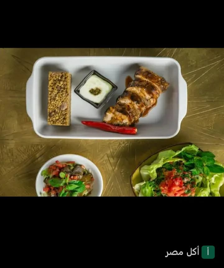 طبق مشويات شرقي مع أرز وصوص في مطعم باب الشرق بالقاهرة