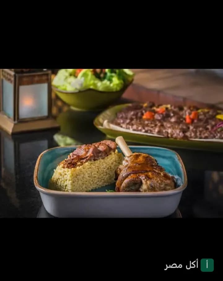 طبق موزة ضاني مع أرز في مطعم باب الشرق بالقاهرة