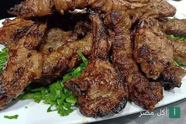 طبق ريش ضاني مشوية على الفحم في مطعم الجمهورية بالقاهرة.