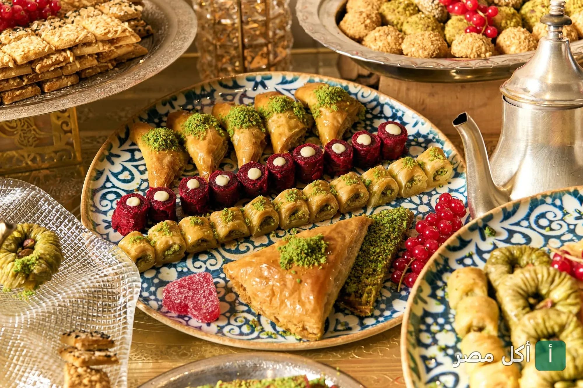 تشكيلة متنوعة من الحلويات الشرقية والبقلاوة مزينة بالفستق في مطعم عثمانلي بالقاهرة.