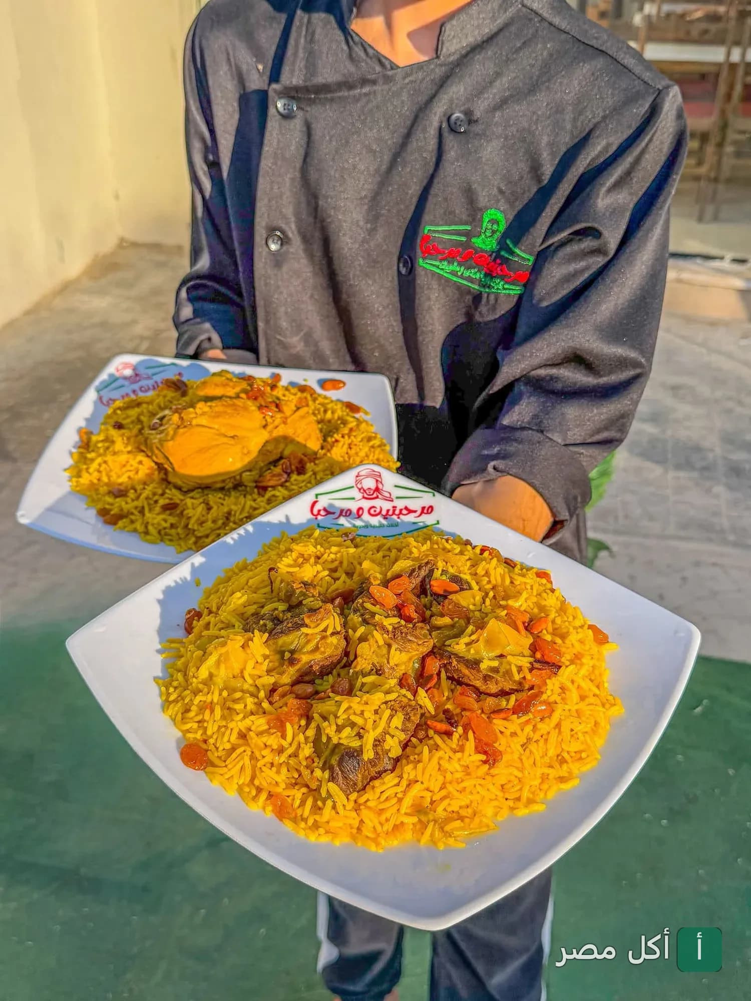 نادل يقدم أطباق الأرز باللحم في مطعم مرحبتين ومرحبا بمارينا العلمين.