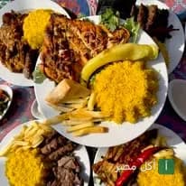 أطباق متنوعة من المشويات مع الأرز الأصفر والبطاطس المقلية في مطعم رُكنة مشاوي بمنيا القمح.