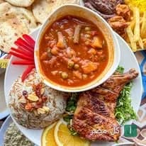 طبق مشويات من مطعم أبو ربيع في برج السينما بمنيا القمح يضم دجاج مشوي وأرز وخضار.