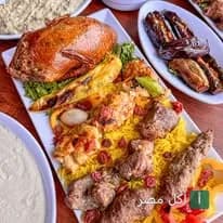 طبق مشاوي مشكل يضم بط محمر وكباب وكفتة مع أرز أصفر في مطعم المحمدي بمنيا القمح.