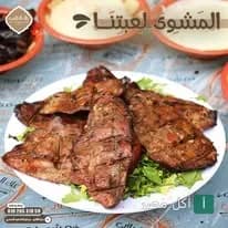 طبق مشويات متنوعة من مطعم علاء الحلابي في منيا القمح مع سلطة الطحينة.