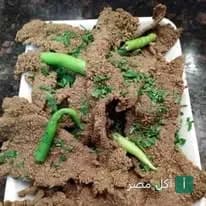طبق كبدة مشوية مزينة بالفلفل الأخضر والبقدونس في مطعم الشرقاوي الأصلي بمنيا القمح.