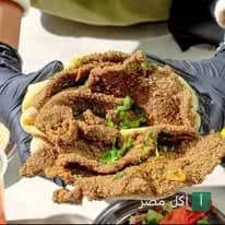 ساندوتش كبدة أو لحم مشوي في خبز بلدي يقدمه مطعم الشرقاوي الأصلي بمنيا القمح.