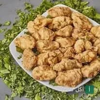 طبق من قطع الدجاج المقرمشة في مطعم الشرقاوي الأصلي بمنيا القمح.