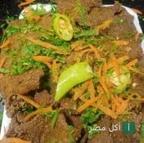 طبق كبدة مشوية مزينة بالجزر والبقدونس والفلفل الأخضر من مطعم الشرقاوي الأصلي في منيا القمح.