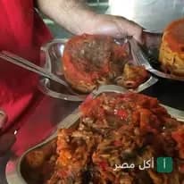 طبق كشري مصري بصلصة الطماطم في مطعم كشري السندباد بمنيا القمح.