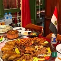 صينية مشويات متنوعة من مطعم الربيع في منيا القمح، تضم كفتة ومشاوي مع علم مصر على الطاولة.