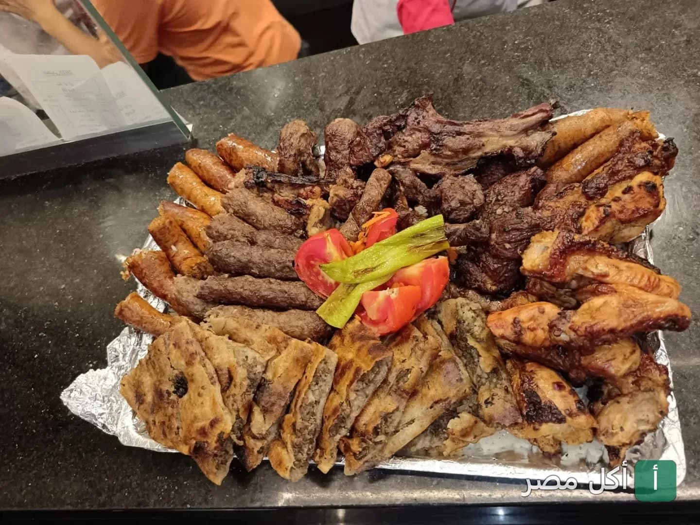 صينية مشويات مشكلة من مطعم العنتبلي في دهب تضم كفتة، ريش، سجق، وحواوشي.