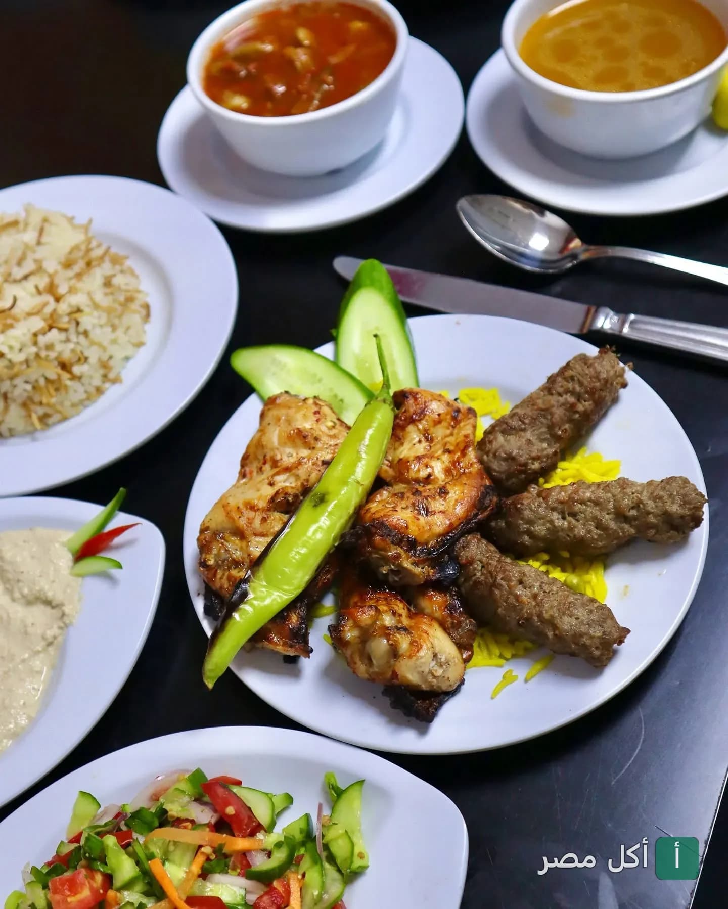 طبق مشويات مشكل من كفتة ودجاج مشوي مع أرز وسلطات في مطعم المصري بدهب.
