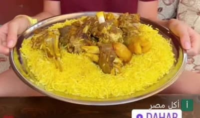 طبق أرز أصفر مع قطع لحم في مطعم السلطان بدهب