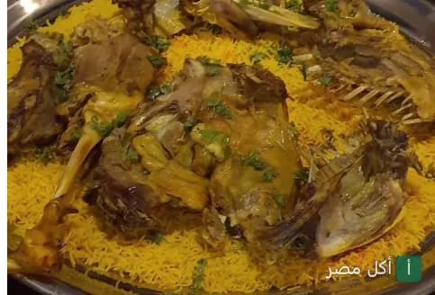 طبق كبير من الأرز الأصفر مع قطع اللحم المشوي في مطعم السلطان بدهب.