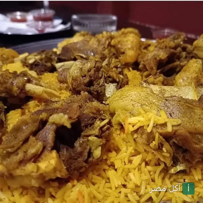 طبق أرز أصفر باللحم المحمر من مطعم السلطان في دهب.