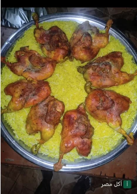 صينية أرز أصفر مع دجاج محمر في مطعم السلطان بدهب.