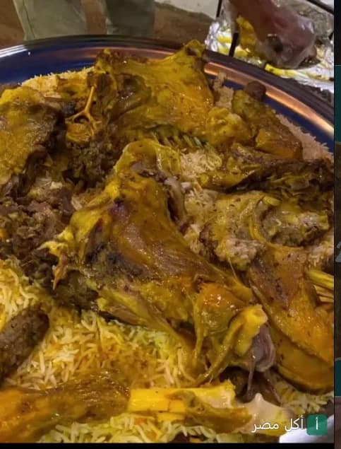 طبق كبير من الأرز مع قطع اللحم المشوي في مطعم السلطان بدهب.