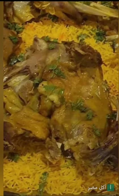 طبق أرز أصفر مع قطع لحم مطهوة في مطعم السلطان بدهب.