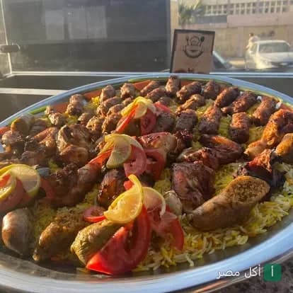 طبق مشاوي مشكل من كبابجي ابن البلد بمدينة 15 مايو، يضم كفتة وفراخ مشوية على أرز أصفر.