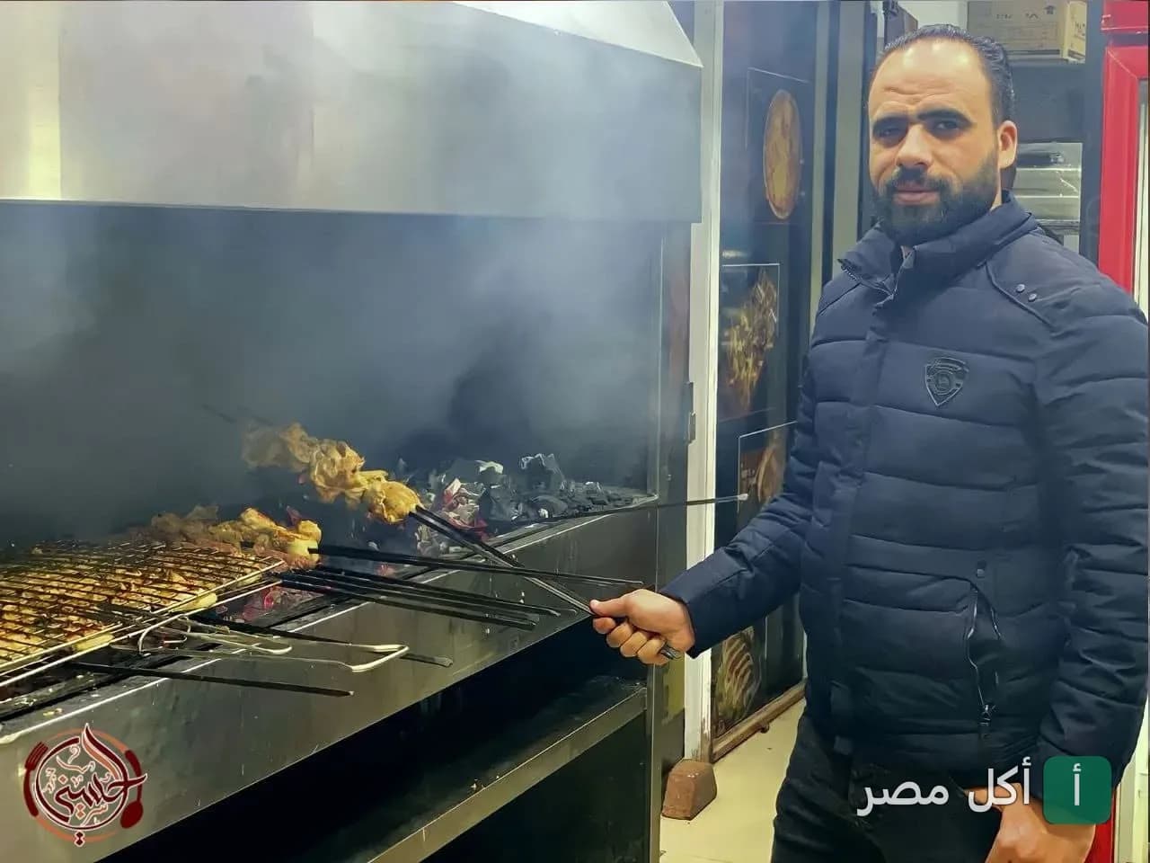شيف مطعم حاتي الحسيني الأصلي في 15 مايو يشوي اللحوم والدجاج على الفحم.
