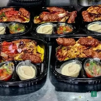 وجبات مشاوي مشكلة في أطباق تيك أواي من مطعم حاتي الحسيني الأصلي بمدينة 15 مايو.