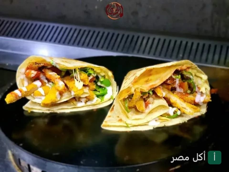ساندوتشات كريب دجاج مقرمش مع صوص وجبنة في مطعم حاتي الحسيني الأصلي بمدينة 15 مايو