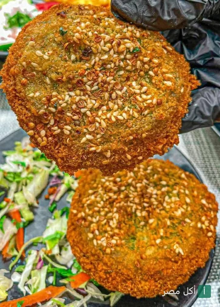 قرص طعمية مقرمش بالسمسم في مطعم الفصيح بمدينة 15 مايو