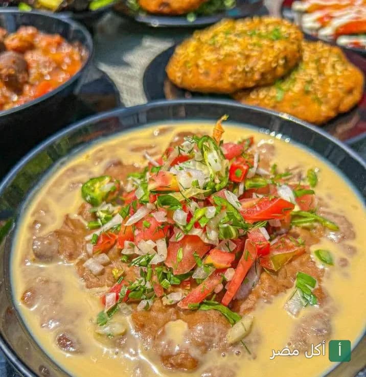 طبق فول مدمس بالطحينة والخضروات في مطعم الفصيح بمدينة 15 مايو.