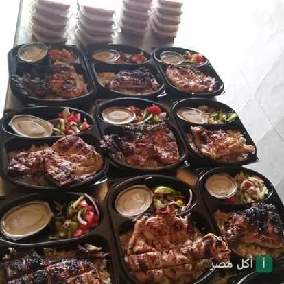 وجبات دجاج مشوي في أطباق بلاستيكية جاهزة للتوصيل من مطعم ألف ليلة وليلة في 15 مايو.
