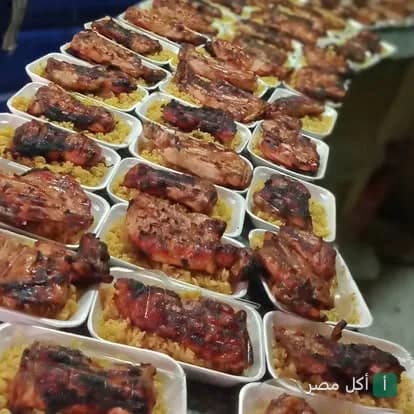 وجبات دجاج مشوي مع الأرز في أطباق جاهزة بمطعم ألف ليلة وليلة في 15 مايو.