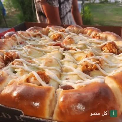 بيتزا محشوة الأطراف مع صوص أبيض من مطعم وحوح في 15 مايو.