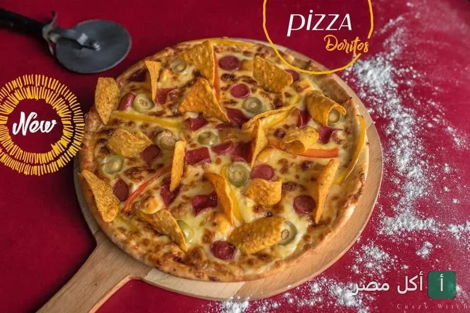 بيتزا دوريتوس جديدة من مطعم كريزى ويتش في 15 مايو على لوح خشبي.