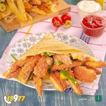 ساندوتش كريب مقرمش محشو بقطع الدجاج والخضروات في مطعم سيتي كريب بمدينة 15 مايو.