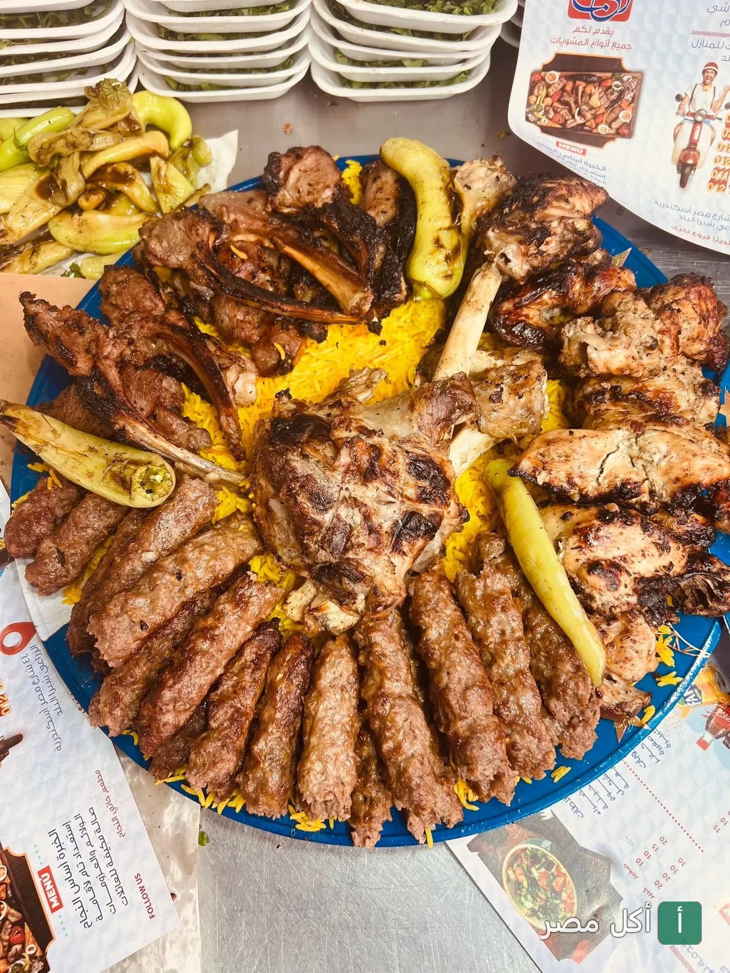 صينية مشويات شرقية مشكلة من مطعم النجاح تضم كباب وكفتة وريش على أرز أصفر مع مخلل في الأزبكية.