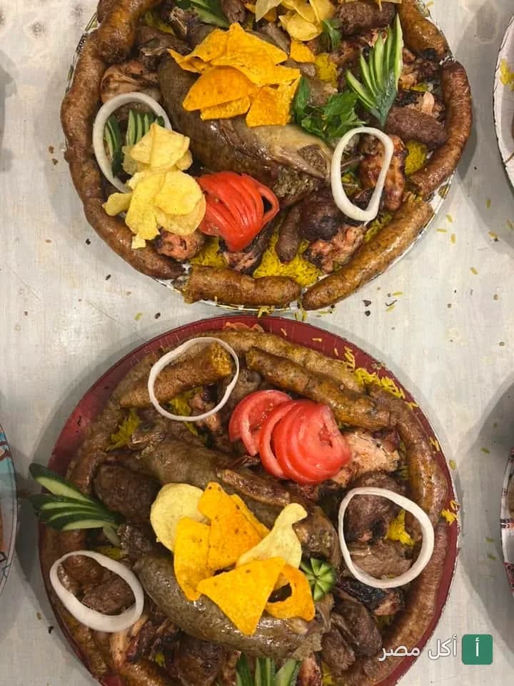 أطباق مشويات شرقية متنوعة مع الأرز والممبار في مطعم النجاح بالأزبكية.