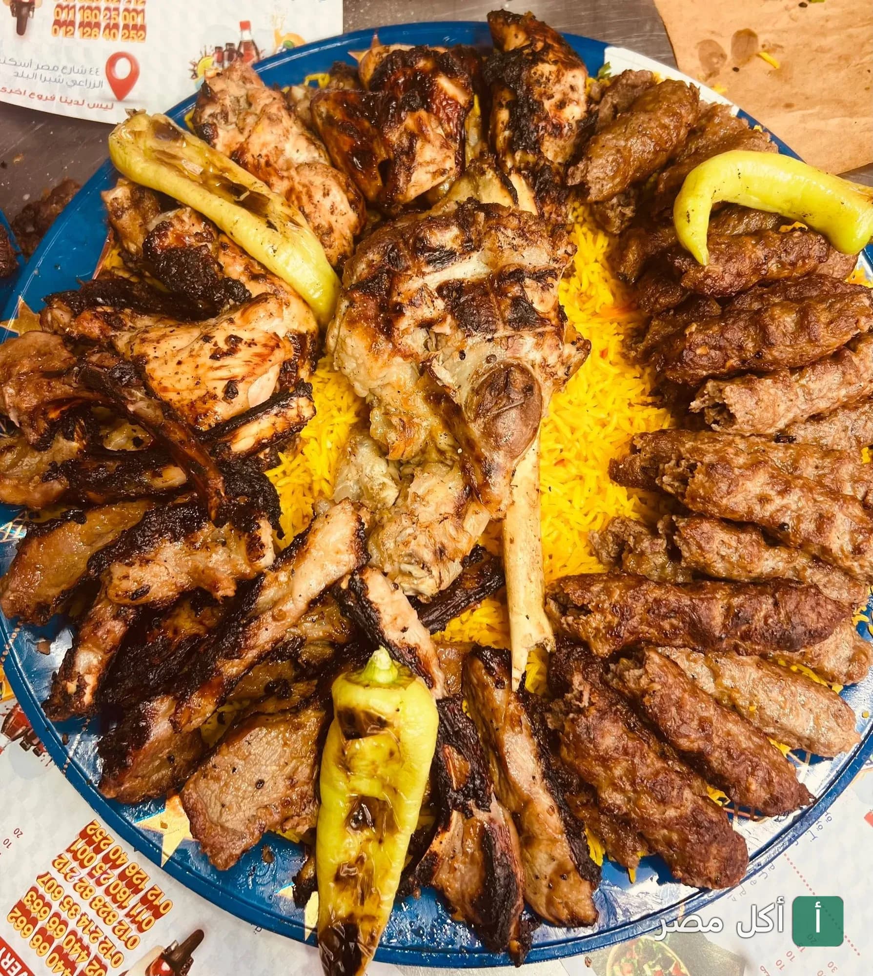 طبق مشويات مشكل من مطعم النجاح يضم كفتة وقطع دجاج ولحم على أرز أصفر في الأزبكية.