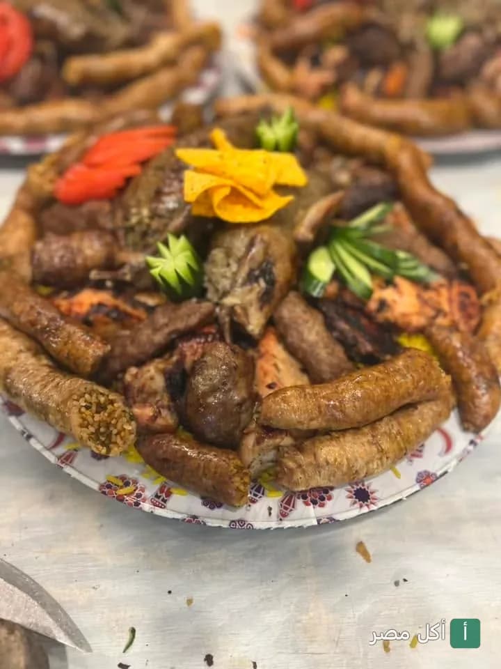 طبق مشويات شرقي متنوع يضم الممبار والكباب في مطعم النجاح بالأزبكية.