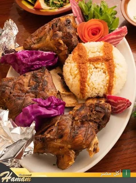 طبق مشاوي مشكل مع أرز مزين في مطعم رستوران همام بالأزبكية.