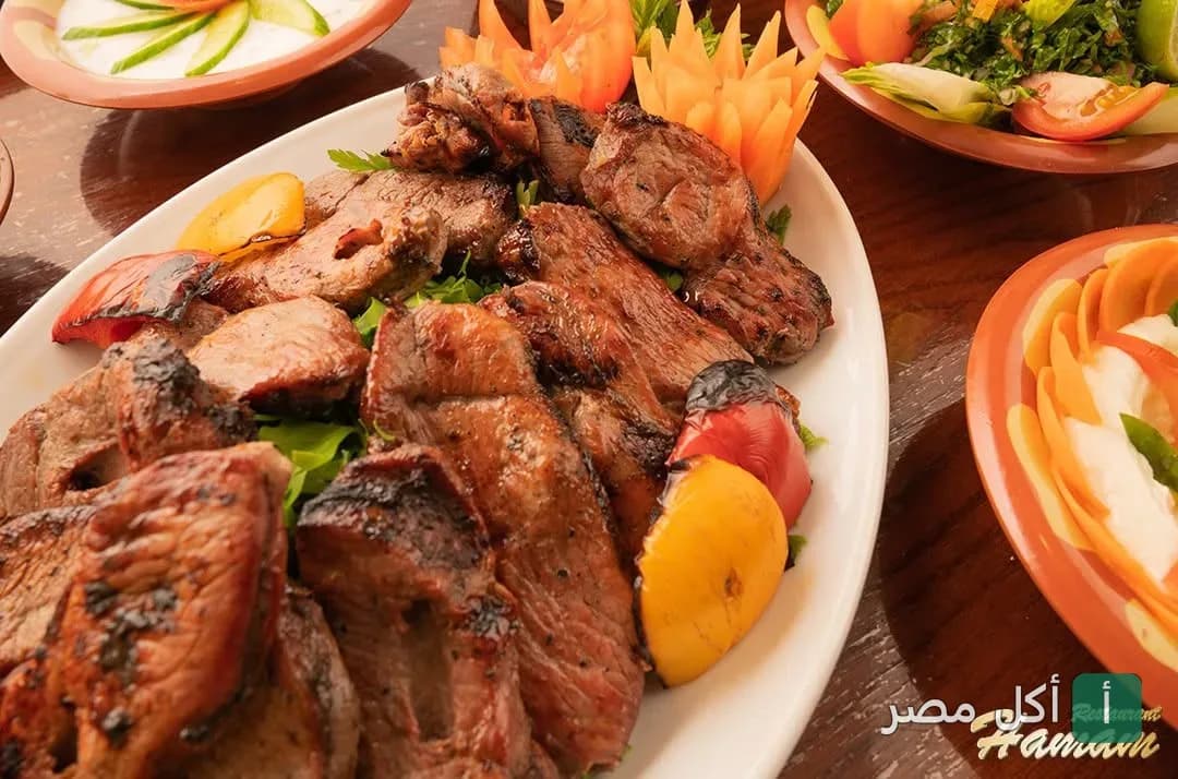 طبق مشاوي مشكل مع خضروات في رستوران همام بالأزبكية