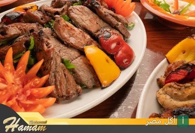 طبق مشويات متنوع من رستوران همام في الأزبكية مع الخضروات المشوية وتزيين الطماطم.